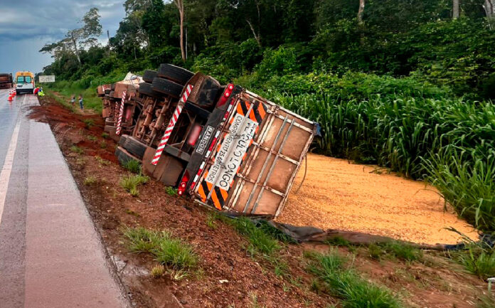 Carreta tomba após colisão com outra em rodovia Sinop-Itaúba