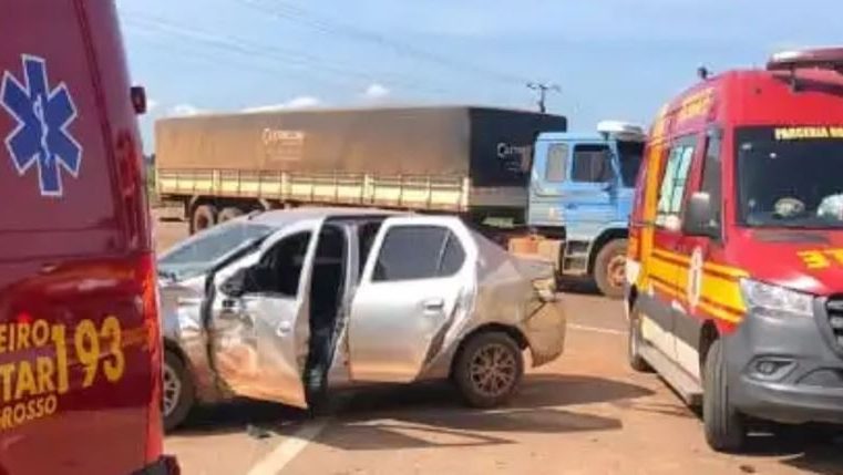 Cinco são socorridos após colisão entre carro e carreta na BR-163 em Sorriso