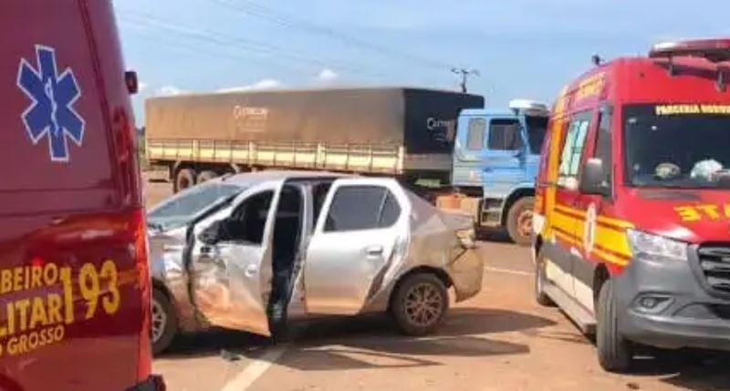 Cinco são socorridos após colisão entre carro e carreta na BR-163 em Sorriso