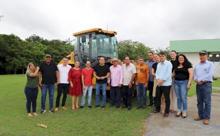 A SECRETARIA DE AGRICULTURA DE MATUPÁ CONTA COM ROLO COMPACTADOR.