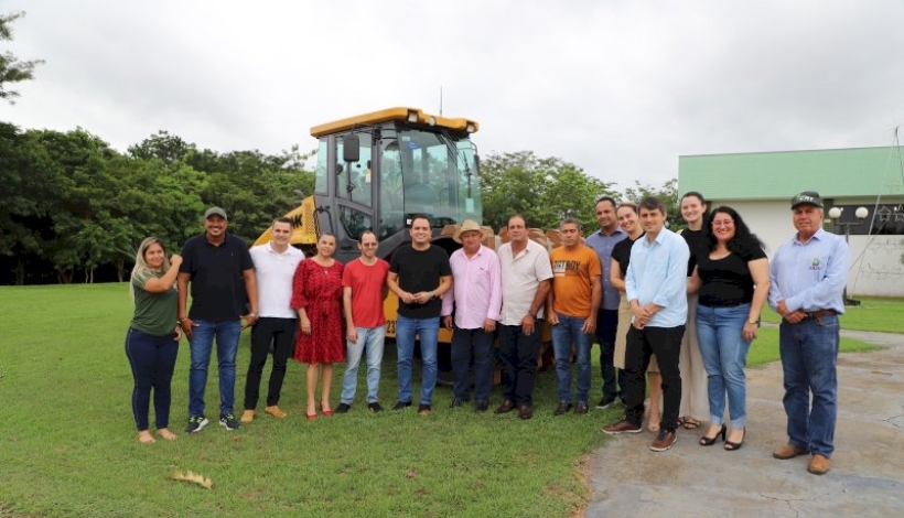 A SECRETARIA DE AGRICULTURA DE MATUPÁ CONTA COM ROLO COMPACTADOR.