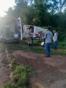 Ônibus escolar tomba com 7 crianças após ser fechado por carreta em MT