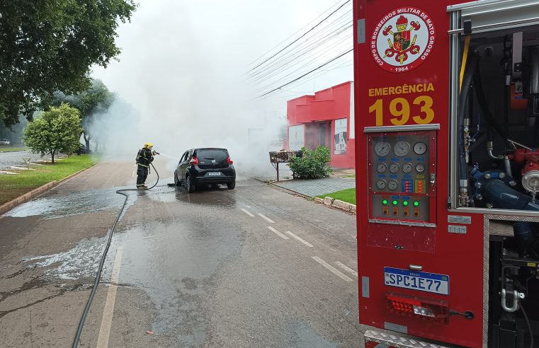 Corpo de Bombeiros Militar combate incêndio em veículo no centro de Nova Mutum