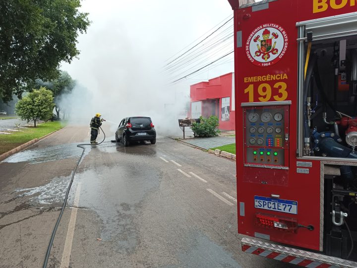 Corpo de Bombeiros Militar combate incêndio em veículo no centro de Nova Mutum