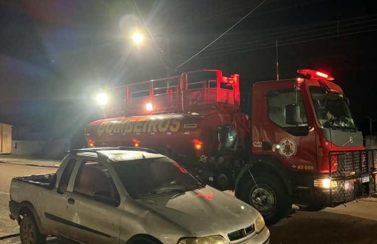 Bombeiros apagam incêndio em veículo rua dos cedros no bairro 13 de maio.