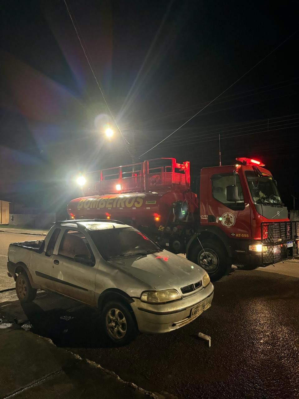 Bombeiros apagam incêndio em veículo rua dos cedros no bairro 13 de maio.