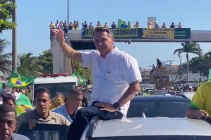 Bolsonaro faz carreatas no litoral do Rio e não comenta depoimentos de militares