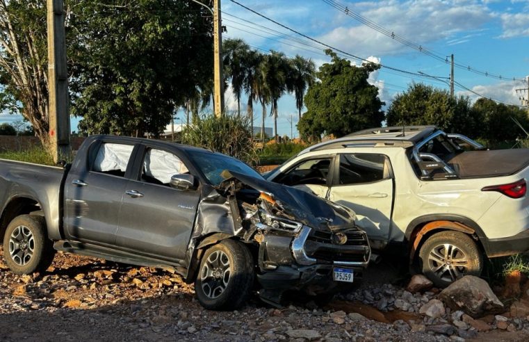 Colíder: Batida violenta entre Hilux e Fiat Toro é registrada pela Guarda Municipal