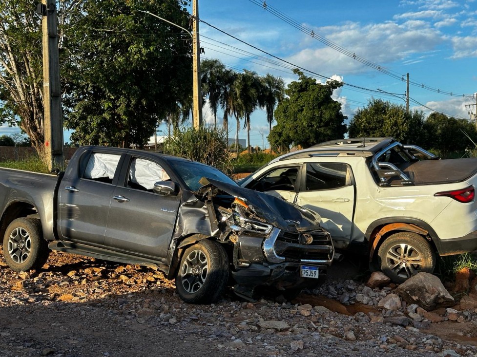 Colíder: Batida violenta entre Hilux e Fiat Toro é registrada pela Guarda Municipal