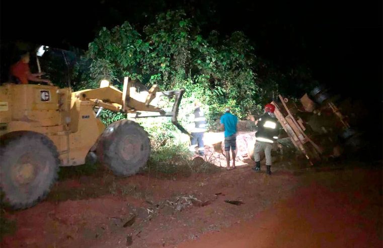 Carreta tomba e motorista morre preso às ferragens no Nortão