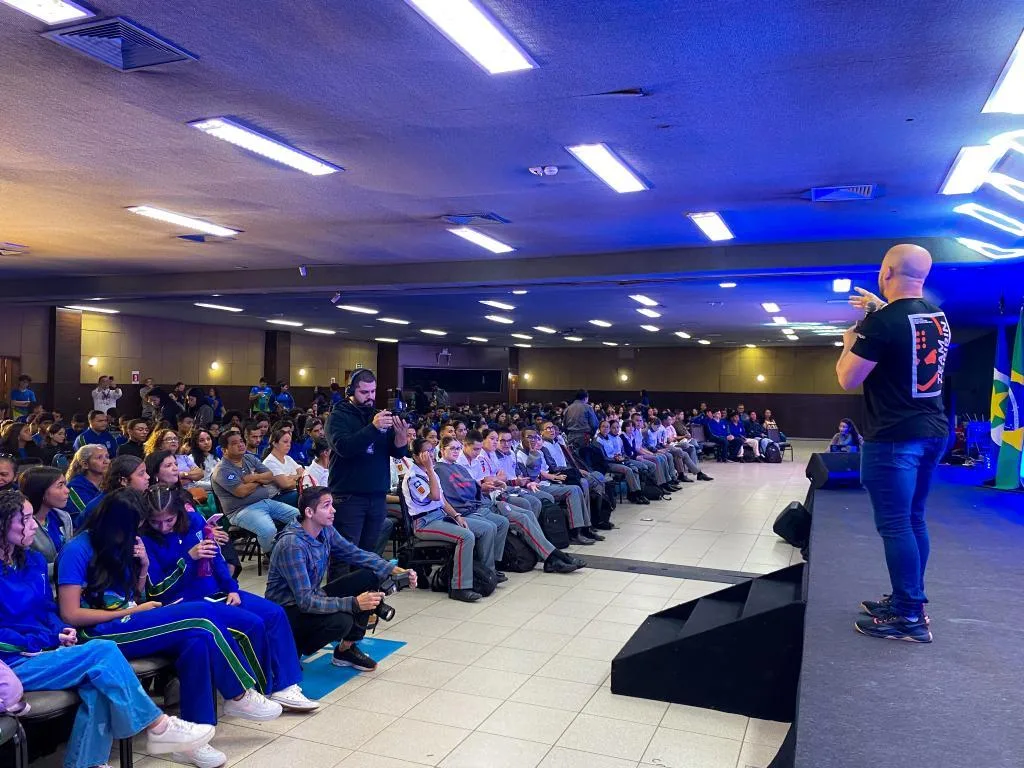 Expo Estudantil 2025 reúne estudantes na Arena Pantanal para discutir futuro e carreiras