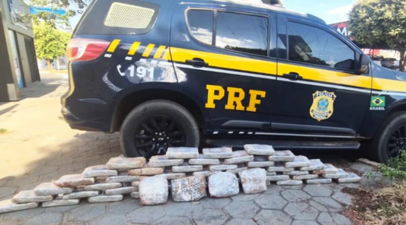 PRF apreende 48 tabletes de skunk em veículo na BR-163, em Sinop