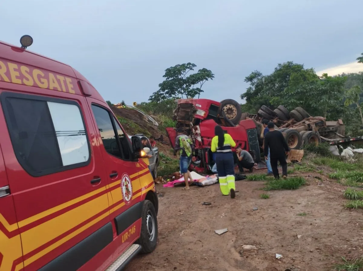Mulher fica ferida após tombamento de carreta na BR-163, região da Serra do Cachimbo