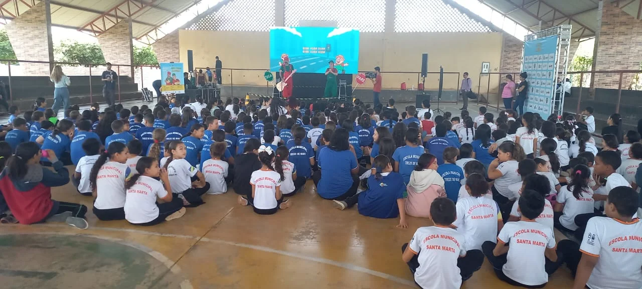Escola 13 de maio recebeu o projeto cultural “Sinal Verde Para a Alegria” com os humoristas Tchó e Béppi