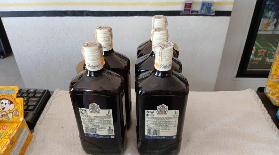 Fiscalização conjunta apreende 30 garrafas de whisky suspeitas de adulteração com metanol em Itanhangá