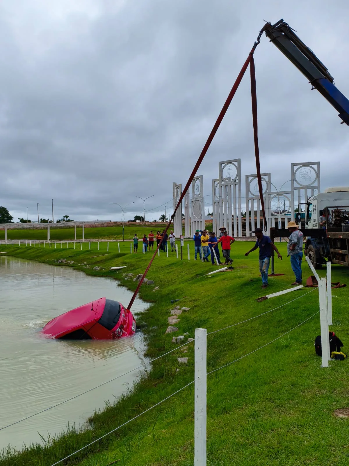 Veículo cai no Lago Municipal de Guarantã do Norte e é retirado por equipe do Corpo de Bombeiros