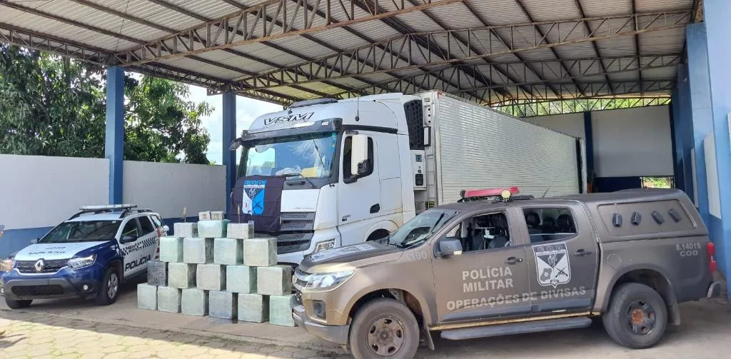 Ação integrada da Polícia Militar de MT e GO apreende 500 quilos de cocaína escondido em caminhão frigorífico