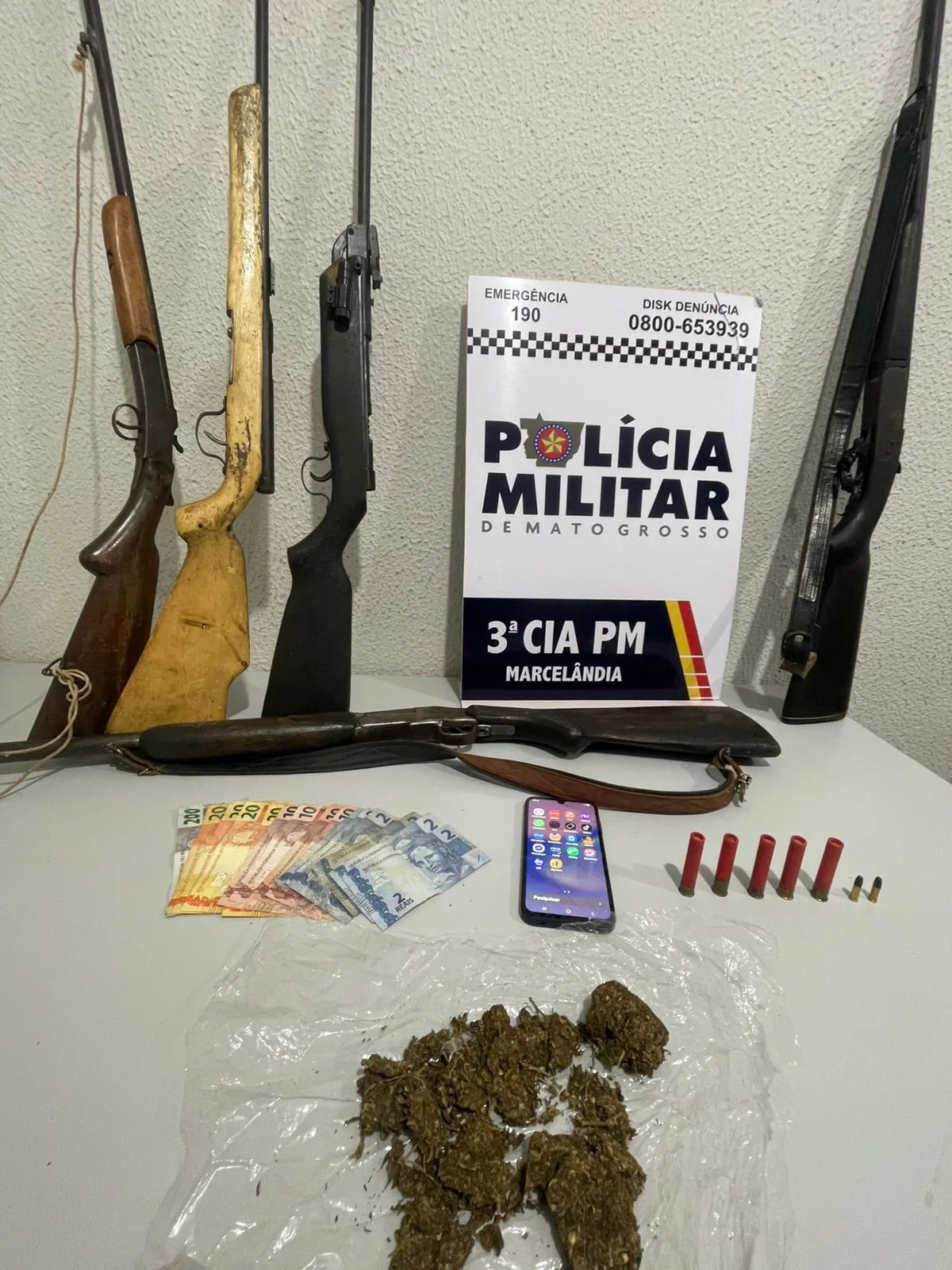 PM fecha ponto de tráfico em Marcelândia e apreende armas e drogas em chácara