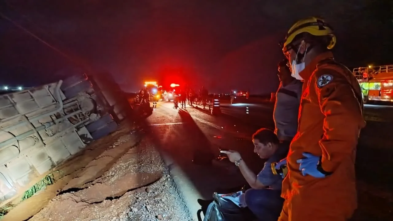 Tombamento de ônibus na BR-163 deixa vítimas em estado grave