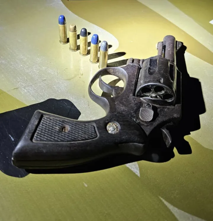 Homem é detido por porte ilegal de arma de fogo em bar na zona rural de Novo Mundo
